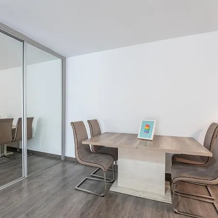 Ludy's Vialia Center Apartment